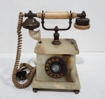 TELEART - ANTIGO TELEFONE DE MESA EM MARMORE ITALIANO RELÍQUIA VINTAGE - PÉS ORNAMENTADOS NA FORMA DE GARRAS DE ANIMAL . NÃO TESTADO SEU FUNCIONAMENTO. MEDINDO 28 X 16 X 25 CM