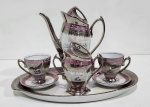 BODAS DE PRATA - Antigo conjunto para café em com belissimas decoracão composto de duas xicaras (uma com bicado) ; um açucareiro; um bule e a bandeja. Marca Paraná