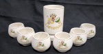 ANTIGO CONJUNTO EM PORCELANA PARA CAIPIRINHA. COMPOSTO DE UM COPÃO MEDINDO 14.5 X 8.5 CM E SEIS CANECAS MEDINDO 6 X 7 CM