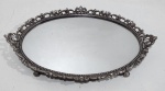 antiga bandeja em metal prateado com galeria central espelhada. Medindo 19 x 28 cm