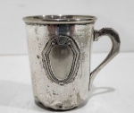 EBERLE - antiga caneca em metal espessurado a prata marcada na base. Mossas na base. Medindo 7 X 5.5 X 7.5 CM