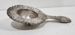 ANTIGO COADOR DE CHÁ EM METAL ESPESSURADO A PRATA; MEDINDO 2.5 X 9 X 15 CM