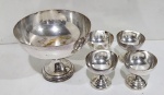 CONJUNTO DE SOBREMESA EM METAL ESPESSURADO A PRATA. COMPOSTO DE BOWL E QUATRO TAÇAS. MEDINDO O BOWL 16 X 20 CM E A TAÇA 8.5 X 9 CM