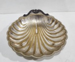 Linda concha em metal espessurado a prata. Perdas n banho. Peça marcada Eaels. Medindo 7 x 35 x 40.5 cm