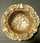 Cinzeiro em bronze, com motivos ornamentais. Medindo 15.2 cm