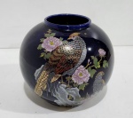 Vaso chinês em porcelana  em tom de azul cobalto, com ornamentação de pavão,  com detalhes à ouro.  Marcado na base. Med. 14  x 17 cm