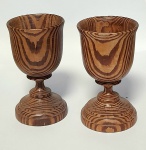 Pinho de Riga - Par  de  cálices em madeira nobre.  Med  10 cm Altura