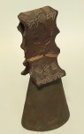 Antigo chocalho em metal e couro  pirogravado.  Com excelente sonoridade.  Med. Altura  12,5 cm