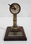 Miniatura de telegráfo Naval. Marinha do Brasil. Cópia mecânicamente as ordens do comandante das embarcações de grande porte,  Possui dedicatória. Medindo16 x 11.5 x 11 cm