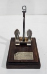 Miniatura de ancora Naval. Marinha do Brasil.   Possui dedicatória. Medindo 17 x 10.5 x 13.5 cm
