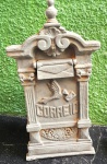 Caixa de Correio em antimônio com detalhes ornamentados,  relevos e desenho de  pombo carregando uma carta, além da palavra "CORREIO" .Apresenta brasão do Estados Unidos do Brasil. Med.  51 x  27 x  14 cm.