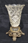 BELÍSSIMO VASO EM CRISTAL EUROPEU COM GUARNIÇÃO EM BRONZE RICAMENTE DESENHADA. VASO COM TRINCADO NO FUNDO. MEDINOD 31 X 18 CM