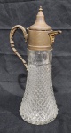 Antiga jarra claret jug, muito sólida, em demi cristal bico de jaca com pega e tampa em metal  espessurado a prata. Banho desgastado. Medindo 39 x 14 x 18 cm