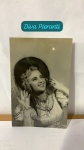 FOTOGRAFIA ASSINADA, * DIVA PIERANTI CANTORA DE ÓPERA. MEDIDAS 14X9 CM. DEDICATÓRIA A BORIS FEIGHELSTEIN