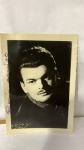 FOTOGRAFIA ASSINADA, CANTOR DE ÓPERA MEDIDAS 12X10 CM. DEDICATÓRIA A BORIS FEIGHELSTEINASSINATURA NÃ IDENTIFICADA