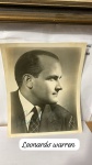 LEONARDO WARREN FOTOGRAFIA ASSINADA,   CANTOR DE ÓPERA MEDIDAS 25X21 CM.  COLEÇÃO BORIS FEIGHELSTEIN Leonard Warren (21 de abril de 1911  4 de março de 1960) foi um barítono operístico americano que foi um dos principais artistas por muitos anos na Metropolitan Opera de Nova York. Especialmente conhecido por suas interpretações dos principais papéis de barítono nas óperas de Giuseppe Verdi , ele teve poucos barítonos rivais em sua época. Sua potência e alcance eram os destaques de seu instrumento vocal.
