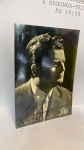 PIER MIRANDA FERRARO FOTOGRAFIA ASSINADA, CANTORDE ÓPERA MEDIDAS 15X10 CM. COLEÇÃO BORIS FEIGHELSTEIN  / Pier Miranda Ferraro (30 de outubro de 1924  18 de janeiro de 2008) foi um tenor operístico italiano que teve uma ativa carreira operística internacional de 1951 a 1981. Ele se destacou particularmente no repertório dramático italiano, com seu papel principal sendo o papel-título na ópera Otello, de Giuseppe Verdi . Outros papéis importantes em seu repertório de performance incluem Radamés em Aida , de Verdi , Álvaro em La Forza del Destino , e des Grieux em Manon Lescaut , de Giacomo Puccini . Ele também obteve sucesso no repertório alemão retratando heróis wagnerianos .  1  Embora fosse um cantor talentoso e tivesse uma lista impressionante de créditos de performance, ele nunca alcançou o reconhecimento internacional desfrutado por seus contemporâneos mais importantes, como Franco Corelli ou Mario Del Monaco . Depois de se aposentar dos palcos da ópera em 1981, ele assumiu uma segunda carreira de grande sucesso como professor de canto.