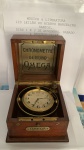 RELÓGIO DE BORDO OMEGA CHRONOMETRE DE BORD Omega, NUMERADO 4058963. FUNCIONANDO, TALVEZ PRECISE DE REGULAÇÃO. BOTÃO DE DAR CORDAS FUNCIONANDO  PERFEITAMENTE * NÃO APRESENTA DEFEITOS NEM RACHADURAS ETC. "NO ESTADO"  -  PESANDO NA CAIXA DE MADEIRA 1 KG  / CAIXA DE MADEIRA. RARIDADE. CUSTA 5000,00 EUROS. NÃO ABRI O RELÓGIO. DIRETO DA CASA DO COLECIONADOR PARA O LEILÃO! RARIDADE