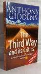 LIVRO: Anthony Giddens. O livro de 1998, The Third Way: The Renewal of Social Democracy, explica a proposta política da Terceira Via, que busca um caminho intermediário entre o socialismo tradicional e o capitalismo de mercado.