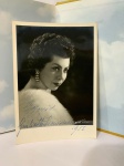 FOTOGRAFIA ASSINADA, GIULIETTA SIMIONATO - 18X12 CM  Giulietta Simionato (Forli, 12 de maio de 1910  Roma, 5 de maio de 2010) foi uma mezzo-soprano italiana e uma das maiores cantoras do período pós-guerra. Sua carreira teve início depois de década de 1930 e sua aposentadoria aconteceu no ano de 1966. Foi uma mezzo excelente tanto no repertório dramático quando cômico, tanto nos líricos quanto nos pesados. Ela se apresentou nas maiores casas de óperas do mundo e trabalhou com os melhores maestros de todos os tempos. Cantou ao lado das maiores sopranos do seu período, incluindo Maria Callas e Renata Tebaldi, e foi admirada pelos companheiros e público pelo seu humor, profissionalismo e carinho.
