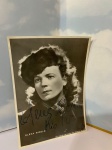 ÓPERA: FOTOGRAFIA ASSINADA DE ELENA NICOLAI (15X11) Stoyanka Savova Nikolova ( búlgaro :    ), mais conhecida por seu nome artístico Elena Nicolai ( búlgaro :   ) (24 de janeiro de 1905  24 de outubro de 1993), foi uma mezzo-soprano operística búlgara .
