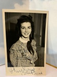 ÓPERA: FOTOGRAFIA ASSINADA DE CANTORA  -  14X9 - ASSINATURA NÃO IDENTIFICADA