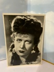 ÓPERA: FOTOGRAFIA ASSINADA DE CANTORA  -  15X10 - ONELIA FINESCHI  Onelia Fineschi nasceu o 5 de abril de 1921 em Florença, Toscana, Itália. Era atriz e foi conhecida pelo seu trabalho em Fausto e o Diabo (1949), Morrer de Amor (1947) e Amor de Palhaço (1948). Morreu o 20 de abril de 2004 em Roma, Lazio, Itália.