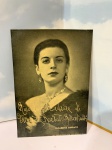 ÓPERA: FOTOGRAFIA ASSINADA DE CANTORA - 14X10 - ELISABETTA BARBATO (NA CHAPA) Nascida em 1921, natural de Barletta. Iniciou os estudos musicais em Bolonha com a professora Aguesini e, posteriormente, teve aulas também com Sanine e Picozzi. Embora seus pais não fossem artistas, Elisabetta Barbato tinha duas irmãs, uma cantora e outra pianista. Foi casada com o violinista Danilo Bernardineli, a quem conheceu na Venezuela quando ambos estavam em turnê pelo país.