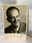 FOTOGRAFIA ASSINADA, 18X12 CM  Giulio Neri (21 de maio de 1909, em Torrita di Siena  21 de abril de 1958, em Roma) foi um baixo operístico italiano , particularmente associado ao repertório italiano.Neri estudou primeiro em Florença com Ferraresi e completou seus estudos em Roma. Estreou nos palcos em 1935, no Teatro delle Quattro Fontane , em Roma, onde cantou principalmente papéis de comprimario . Em 1938, ingressou na Ópera de Roma , onde rapidamente se consolidou como um dos principais contrabaixos de sua geração.Ele cantou por toda a Itália, fazendo sua estreia no La Scala em 1941. Depois da guerra, ele começou a se apresentar no exterior, principalmente na Royal Opera House em Londres, no Liceo em Barcelona, na Ópera Estatal da Baviera em Munique, no Teatro Colón em Buenos Aires, etc.