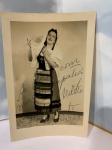 FOTOGRAFIA ASSINADA,  18X12 CM. NADIR DE MELLO COUTO Grande estrela da Rádio Nacional e cantora de óperas no Theatro Municipal, do Rio de Janeiro. Nasceu em 4 de outubro de 1917.