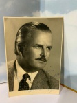 FOTOGRAFIA ASSINADA,  15X10 CM.  Mario Filippeschi (7 de junho de 1907 em Montefoscoli  25 de dezembro de 1979 em Florença ) foi um tenor italiano , particularmente associado ao repertório italiano, conhecido por seu registro agudo vibrante.Filippeschi estudou clarinete por dois anos na adolescência, antes de ingressar no serviço militar. Após a dispensa, começou a estudar canto com um professor napolitano, o Sr. Vicidomini, e com um maestro e compositor, o Sr. Cataldi-Tassoni, em Milão, e mais tarde com o Sr. Pessina, em Florença. Estreou-se profissionalmente em Colorno, perto de Parma, como Edgardo em Lucia di Lammermoor , em 1937.Rapidamente, cantou por toda a Itália, França, Espanha e Portugal, bem como pela América Latina. Concentrou-se inicialmente em papéis líricos como o Duque em Rigoletto , Alfredo em La traviata , Rodolfo em La Bohème , Pinkerton em Madama Butterfly , etc., e foi um dos poucos tenores de sua geração a interpretar com sucesso papéis tão importantes como Arnold em Guglielmo Tell e Arturo em I puritani