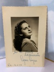 FOTOGRAFIA ASSINADA,  17X10 CM.  Agnes Ayres (São Paulo, 9 de março de 19251 - dezembro de 2008) foi uma cantora lírica soprano brasileira.BiografiaAntes do canto, teve aulas de piano com a professora Gladis Iori por sete anos. Em 1941, tomou suas primeiras aulas de canto com o maestro Arturo de Angelis e mais tarde estudou com o maestro Francisco Murino. Em 1944, fez sua primeira apresentação numa audição do jornal Diário da Noite (São Paulo), que lhe rendeu um contrato com a Rádio Cultura de São Paulo, onde manteve o posto de primeira cantora lírica. Fez sua primeira apresentação para o público em teatro com a ópera Rigoletto, no Teatro Santana.