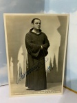FOTOGRAFIA ASSINADA,  15X11. BENIAMINO GIGLI  Beniamino Gigli foi um tenor italiano de fama internacional, dotado de uma voz de grande e rara extensão, chamado de Caruso Segundo, em memória ao melhor tenor do mundo, Enrico Caruso, entretanto ele preferia ser chamado de Gigli Primeiro.