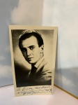 DUAS FOTOGRAFIAS ( UMA ASSINADA), RARA,  11X7 CM. Armando de Assis Pacheco nasceu em Itu-SP, em 5 de outubro de 1914. Faleceu no Rio de Janeiro, aos 91 anos, em 2005, depois de longos anos vivendo na cama, vítima do mal de Parkinson.Pacheco foi dos poucos cantores líricos brasileiros de sua geração que viveram exclusivamente da arte. A maioria tinha outros empregos para garantir a sobrevivência. Mas, no caso dele, não vivia apenas de música, mas da pintura. Pacheco era ótimo artista plástico e foi um dos nossos mais respeitados retratistas. Sua obra, rica e variada, está à espera de quem se disponha exibi-la ao público.