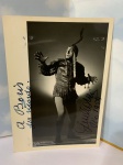 FOTOGRAFIA ASSINADA, 18X13 CM - Giulio Neri (21 de maio de 1909, em Torrita di Siena  21 de abril de 1958, em Roma) foi um baixo operístico italiano , particularmente associado ao repertório italiano.Neri estudou primeiro em Florença com Ferraresi e completou seus estudos em Roma. Estreou nos palcos em 1935, no Teatro delle Quattro Fontane , em Roma, onde cantou principalmente papéis de comprimario . Em 1938, ingressou na Ópera de Roma , onde rapidamente se consolidou como um dos principais contrabaixos de sua geração.Ele cantou por toda a Itália, fazendo sua estreia no La Scala em 1941. Depois da guerra, ele começou a se apresentar no exterior, principalmente na Royal Opera House em Londres, no Liceo em Barcelona, na Ópera Estatal da Baviera em Munique, no Teatro Colón em Buenos Aires, etc.Ele cantou a maioria dos grandes papéis de baixo em óperas de Verdi e alguns de Wagner , como Sparafucile , Ferrando , Fiesco , Padre Guardiano , Grand Inquisitore , Ramfis , King Heinrich , King Marke , Gurnemanz , etc. Outros papéis notáveis incluem; Oroveso , Alvise e Mefistofele , um de seus maiores papéis.