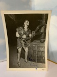 FOTOGRAFIA ASSINADA, 18X13 CM -Ramón Vinay (31 de agosto de 1911  4 de janeiro de 1996) foi um famoso tenor operístico chileno com uma voz poderosa e dramática. Ele é provavelmente mais lembrado por suas aparições no papel-título da ópera trágica Otello, de Giuseppe Verdi .BiografiaIniciou sua carreira operística como barítono no México em 1938. Posteriormente, mudou para tenor , estreando pela segunda vez em 1943 e construindo uma carreira internacional de sucesso após a Segunda Guerra Mundial . Vinay retornou ao grupo de barítonos em 1962 e aposentou-se dos palcos em 1969.