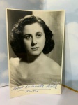 óPERA: FOTOGRAFIA ASSINADA DE CANTORa - 18x10 cm Maria Antonieta Stella. Maria Antonieta Stella (15 de março de 1929  23 de fevereiro de 2022) foi uma proeminente soprano operística italiana, conhecida por sua voz de soprano spinto e por suas interpretações de papéis de Verdi e Puccini. Ela foi uma das maiores cantoras das décadas de 1950 e 1960, fazendo sua estreia em grandes teatros como o La Scala de Milão e o Metropolitan Opera de Nova York