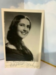 ÓPERA: RARA FOTOGRAFIA ASSINADA DE CANTORa - 1x9 cm   soprano francesa Margaret Mas (1924-) é uma cantora conhecida por sua carreira na França e Itália, especialmente no período pós-Segunda Guerra Mundial. Ela fez sua estreia na Opéra de Paris em 1949, onde trabalhou por duas décadas, e também cantou no Teatro San Carlo em Nápoles, no Teatro Colón em Buenos Aires e no Teatro Liceo em Barcelona. Mas foi especialmente reconhecida por suas interpretações de obras da escola de compositores veristas, como Zandonai e Giordano