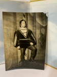 ÓPERA: RARA FOTOGRAFIA ASSINADA 18X13 GIUSEPPE TADDEI  Giuseppe Taddei (26 de Junho de 1916 - 2 de Junho de 20101) foi um barítono italiano, famoso por interpretar óperas de Wolfgang Amadeus Mozart e Giuseppe Verdi. Taddei nasceu em Gênova, Itália e estudou em Roma, onde ele fez sua estréia profissional em 1936 como Herald em Lohengrin. Ele cantou na Ópera de Roma até ser convocado pelo Exército Italiano em 1942. Depois da guerra, ele resumiu sua carreira às óperas e apareceu na Ópera Estatal de Viena em duas temporadas. Taddei fez sua estréia em Londres em 1947 no Teatro de Cambridge. No ano seguinte, em 1948, ele fez sua estréia no Festival de Salzburgo, no La Scala de Milão e no Teatro de São Carlos em Nápoles. Sua primeira aparição nos Estados Unidos aconteceu em 1957 com a Ópera de São Francisco, seguida da Ópera Lírica de Chicago em 1959. Taddei cantou regularmente no Royal Opera House em Londres, entre 1960 até 1967.