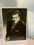 ÓPERA: RARA FOTOGRAFIA ASSINADA 18X13 GIUSEPPE TADDEI  Giuseppe Taddei (26 de Junho de 1916 - 2 de Junho de 20101) foi um barítono italiano, famoso por interpretar óperas de Wolfgang Amadeus Mozart e Giuseppe Verdi. Taddei nasceu em Gênova, Itália e estudou em Roma, onde ele fez sua estréia profissional em 1936 como Herald em Lohengrin. Ele cantou na Ópera de Roma até ser convocado pelo Exército Italiano em 1942. Depois da guerra, ele resumiu sua carreira às óperas e apareceu na Ópera Estatal de Viena em duas temporadas. Taddei fez sua estréia em Londres em 1947 no Teatro de Cambridge. No ano seguinte, em 1948, ele fez sua estréia no Festival de Salzburgo, no La Scala de Milão e no Teatro de São Carlos em Nápoles. Sua primeira aparição nos Estados Unidos aconteceu em 1957 com a Ópera de São Francisco, seguida da Ópera Lírica de Chicago em 1959. Taddei cantou regularmente no Royal Opera House em Londres, entre 1960 até 1967.