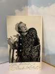 ÓPERA: RARA FOTOGRAFIA ,ASSINADA  PAULO FORTES, 13x9  Paulo Fortes, nome artístico de Paulo Gomes de Paiva Barata Ribeiro Fortes (Rio de Janeiro, 7 de fevereiro de 1923  Rio de Janeiro, 9 de janeiro de 1997) foi um cantor lírico e ator brasileiro, considerado o maior barítono do país no Século XX.1 Bisneto do político Barata Ribeiro e pupilo da cantora Gabriella Besanzoni, Fortes foi o artista que mais vezes apresentou-se no palco do Theatro Municipal do Rio de Janeiro.2Como ator, Fortes atuou em filmes como O Enterro da Cafetina, A Difícil Vida Fácil, O Estranho Vício do Dr. Cornélio e Os Saltimbancos Trapalhões. Na televisão atuou na novela Pai Herói, na minissérie Memórias de um Gigolô e em programas como Sítio do Picapau Amarelo, Os Trapalhões e La Mamma.Fortes não era conhecido somente no Brasil, tendo se apresentando em diversos países, como Portugal, Itália e Argentina