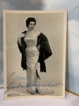 FOTOGRAFIA ASSINADA, GIULIETTA SIMIONATO - 18X12 CM  Giulietta Simionato (Forli, 12 de maio de 1910  Roma, 5 de maio de 2010) foi uma mezzo-soprano italiana e uma das maiores cantoras do período pós-guerra. Sua carreira teve início depois de década de 1930 e sua aposentadoria aconteceu no ano de 1966. Foi uma mezzo excelente tanto no repertório dramático quando cômico, tanto nos líricos quanto nos pesados. Ela se apresentou nas maiores casas de óperas do mundo e trabalhou com os melhores maestros de todos os tempos. Cantou ao lado das maiores sopranos do seu período, incluindo Maria Callas e Renata Tebaldi, e foi admirada pelos companheiros e público pelo seu humor, profissionalismo e carinho.