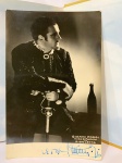 ÓPERA: FOTOGRAFIA ASSINADA DE GIANNI POGGI -  20X13 - Gianni Poggi nasceu o 4 de outubro de 1921 em Emilia-Romagna, Itália. Era ator e foi conhecido pelo seu trabalho em Casta Diva (1954), Para o Teu Coração (1954) e Tosca (1961). Morreu o 16 de dezembro de 1989 em Emilia-Romagna, Itália. Ele também se apresentou em todas as principais casas de ópera da Itália, principalmente em Florença, em 1955, em uma remontagem de Dom Sebastien, de Donizetti . Ele interpretou o papel de Lohengrin na Arena de Verona , em 1949, e em sua cidade natal, Piacenza, em 1963 (ambos cantados em italiano).