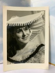 ÓPERA, RARA FOTOGRAFIA ASSINADA, 19X12. Antonietta Stella (Perúgia, 15 de março de 1929 - Roma, 23 de fevereiro de 2022)12 foi uma soprano italiana, mundialmente conhecida por seu vocalismo e atuação expressiva nas óperas nas quais trabalhou de Milão a Tóquio.3 Esteve particularmente associada aos compositores Verdi e Puccini.4
