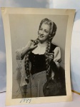FOTOGRAFIA ASSINADA,  18X12 CM. NADIR DE MELLO COUTO Grande estrela da Rádio Nacional e cantora de óperas no Theatro Municipal, do Rio de Janeiro. Nasceu em 4 de outubro de 1917.