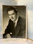 ALVÍNIO MISCIANO RARAFOTOGRAFIA ASSINADA, 18X12 CM.  Cantor de ópera mundialmente famoso, possuía uma voz de belo timbre, não particularmente extensa, mas flexível, que lhe permitia interpretar papéis tanto dramáticos quanto brilhantes.BiografiaDepois de estudar em Roma na Academia Nacional de Santa Cecília com Gino Scolari e na Escola de Ópera com Mario Basiola , estreou-se em 1945 em La fanciulla del West, de Giacomo Puccini , na Ópera de Roma . Tendo ingressado numa companhia italiana, adquiriu experiência no estrangeiro, passando pela África do Sul e pela Austrália, regressando a Itália no início da década de 1950  1  .Em 1956, ele interpretou Mefisto em O Anjo de Fogo de Prokofiev no La Scala e em 1957 o Padre Confessor nos Diálogos das Carmelitas de Francis Poulenc . Em 1958, ele se apresentou em Chicago , Londres e no Piccola Scala em Milão como Fadinard em Il cappello di paglia di Firenze, que Nino Rota adaptou da farsa de mesmo nome de Eugène Labiche  1  .