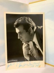 RARA FOTOGRAFIA ASSINADA, 18X12 .  DIFÍCIL ACHAR  Giangiacomo Guelfi (21 de dezembro de 1924  8 de fevereiro de 2012)  1  foi um barítono operístico italiano , particularmente associado a Verdi e Puccini .  2 Nascido em Roma, Guelfi estudou direito antes de se dedicar aos estudos vocais em Florença com o barítono Titta Ruffo e, posteriormente, em Milão com o barítono Mario Basiola . Estreou-se nos palcos em Spoleto , como Rigoletto, em 1950. Estreou-se em 1952 no Teatro alla Scala , em Milão, apresentando-se também em Veneza, Florença, Roma, Nápoles, Palermo, Catânia e tornando-se um convidado regular na Arena di Verona . Fora da Itália, apresentou-se em Berlim, Lisboa, Londres, Buenos Aires, Rio de Janeiro, Madri e Cairo. Ele fez sua estreia americana em 1954 na Lyric Opera de Chicago e na Metropolitan Opera de Nova York em 1970.  2  Ele participou da criação de obras contemporâneas, incluindo Lazzaro em La figlia di Jorio de Pizzetti , Nápoles, 1954. Ele era mais conhecido por suas interpretações de Verdi em óperas como Nabucco , I due Foscari , Attila , Macbeth , Il trovatore , I vespri siciliani , La forza del destino e Aida . Ele também apareceu em óperas de verismo como Cavalleria rusticana , Andrea Chénier , Tosca e La fanciulla del West .