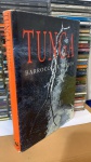 LIVRO: BARROCO DE LÍRIOS, Tunga Cosac & Naify São Paulo, Brasil 308 pgs BOM ESTADO GERAL ** Concebido pelo próprio artista para ser uma obra de arte em si, Barroco de lírios faz um retrospecto dos principais trabalhos de Tunga realizados entre 1981 e 1996, destacando esculturas, instalações e textos de sua autoria. Uma das produções mais requintadas do mercado editorial brasileiro, o livro traz encartes e transparências que são como múltiplos não assinados.