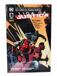 DC - "LIGA DA JUSTIÇA" - Grandes Encontros - DC Comics / Dark Horse. Estrelando: Hellboy, Batman, Exterminadores, Superman, Predadores, Batgirl, e mais! Editora Panini Books. Capa dura, com 412 páginas. Dimensões: 17,5 x 26,5 cm. *** Atenção: Exemplar em perfeito estado de conservação, nunca manuseado, lacrado no plástico original da editora, o que nos impossibilitou de fotografar as páginas internas.