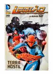 DC - LEGIÃO DOS SUPER-HERÓIS - Os Novos 52!: Edição única, datados de fevereiro de 2013, Editora Panini Comics. Título de capa: "Terra Hostil". Capa com sinal de dobra.